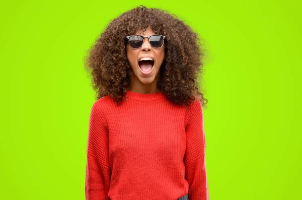 Mujer Afroamericana Con Gafas Sol Estresantes Aterrorizada Por Pánico Gritando —  Fotos de Stock