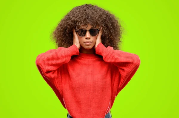 Mulher Afro Americana Usando Óculos Sol Cobrindo Ouvidos Ignorando Barulhos — Fotografia de Stock