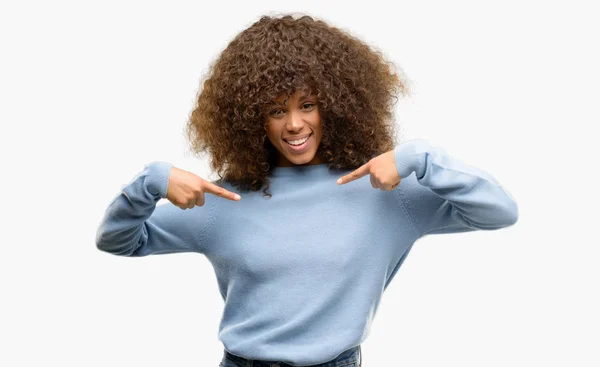 Donna Afroamericana Che Indossa Maglione Sicuro Con Sorriso Sul Viso — Foto Stock