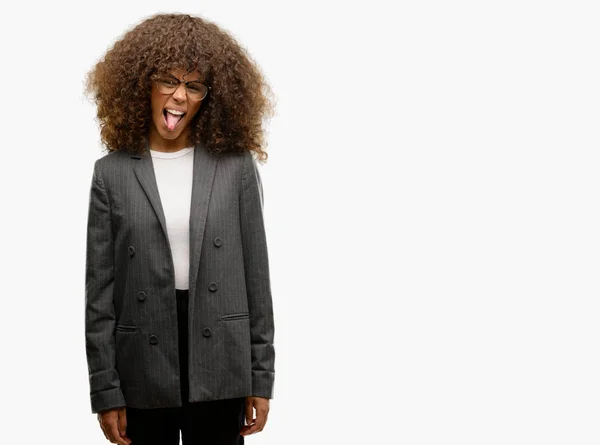 戴眼镜的非洲裔美国商界妇女用滑稽的表情把舌头伸出来 情感概念 — 图库照片