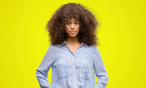 非洲裔美国妇女穿着条纹衬衫与自信的表情 聪明的脸认真思考 — 图库照片