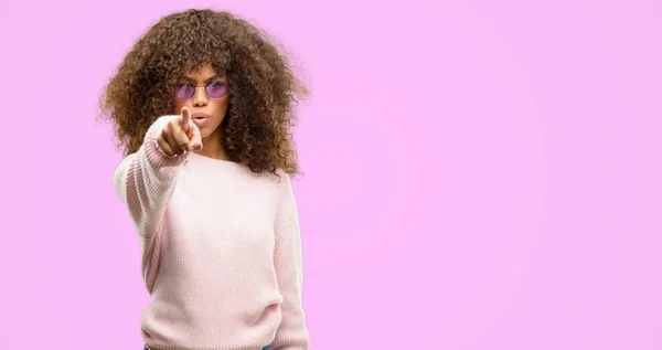 Mujer Afroamericana Vestida Con Suéter Rosa Señalando Con Dedo Cámara —  Fotos de Stock