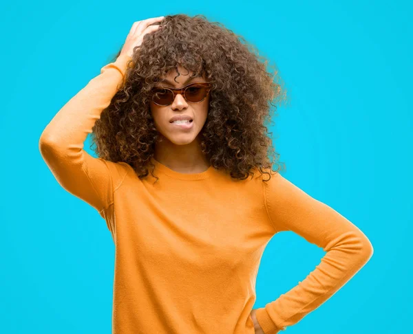 Mujer Afroamericana Vestida Con Suéter Orage Estresado Con Mano Cabeza — Foto de Stock