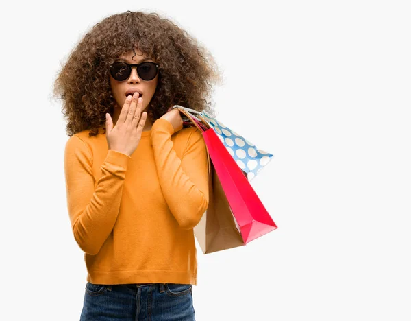 African American Woman Holding Shoppingkassar Täcka Munnen Med Handen Chockade — Stockfoto