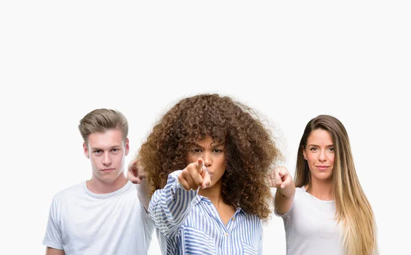 Grupo Jóvenes Sobre Fondo Blanco Señalando Con Dedo Cámara Signo — Foto de Stock