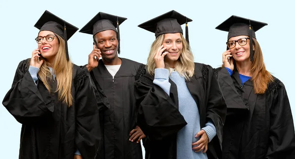 Onderwijs Concept Universiteit Afgestudeerde Vrouw Man Groep Gelukkig Praten Gsm — Stockfoto