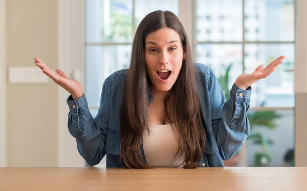 Joven Hermosa Mujer Casa Muy Feliz Emocionada Expresión Ganadora Celebrando — Foto de Stock