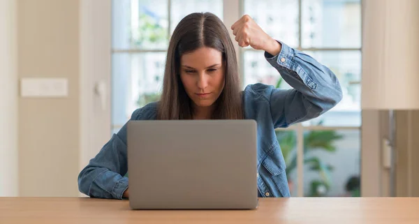 Jovem Mulher Usando Laptop Casa Irritado Frustrado Gritando Com Raiva — Fotografia de Stock