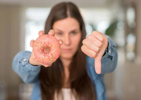 Mulher Nova Com Fome Segurando Donut Rosa Com Rosto Zangado — Fotografia de Stock