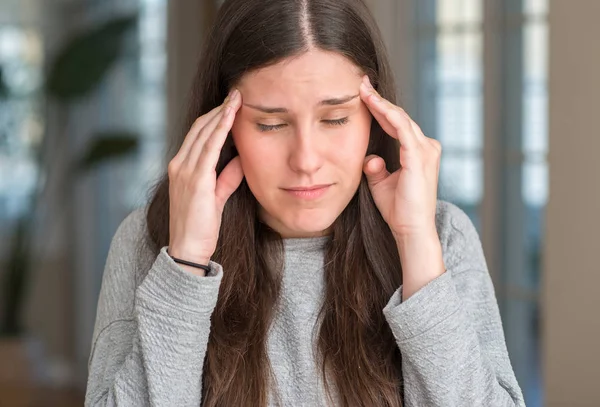 年轻漂亮的女人在家里用手在头上因疼痛而头痛 因为压力 患偏头痛 — 图库照片