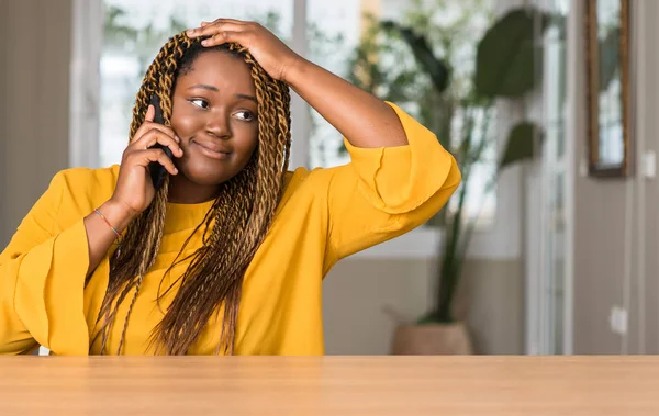 Donna Afroamericana Utilizzando Smartphone Stressato Con Mano Sulla Testa Scioccato — Foto Stock