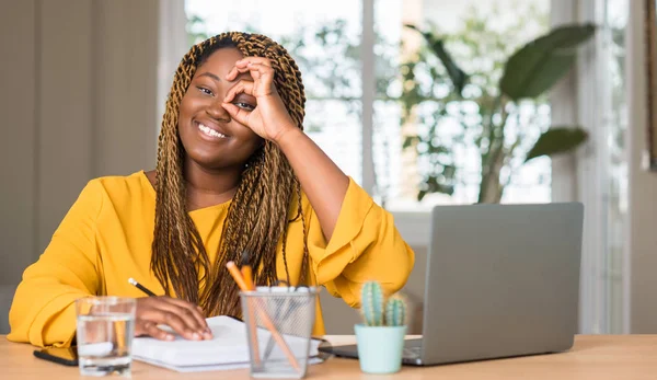 Mujer Afroamericana Estudiando Con Portátil Con Cara Feliz Sonriendo Haciendo —  Fotos de Stock