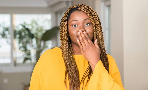 African American Woman Hemma Täcka Munnen Med Handen Chockade Med — Stockfoto