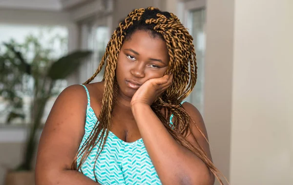 Afrikalı-Amerikalı kadın evde seyir yorgun ve bıkkın ile depresyon sorunları karşılıklı silah olan düşünme.