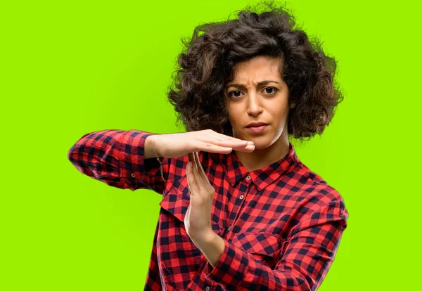 Bela Árabe Mulher Sério Fazendo Tempo Fora Gesto Com Mãos — Fotografia de Stock