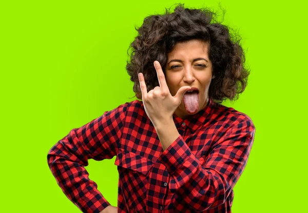 Mulher Árabe Bonita Fazendo Símbolo Rocha Com Mãos Gritando Celebrando — Fotografia de Stock