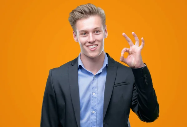 Молодий Красивий Блондин Бізнесмен Робить Знак Пальцями Відмінний Символ — стокове фото