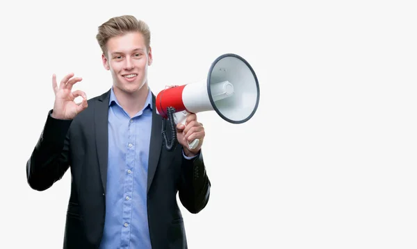 Joven Hombre Rubio Guapo Sosteniendo Megáfono Haciendo Signo Con Los — Foto de Stock