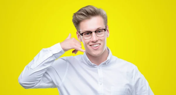 Jovem Loiro Bonito Sorrindo Fazendo Gesto Telefone Com Mão Dedos — Fotografia de Stock