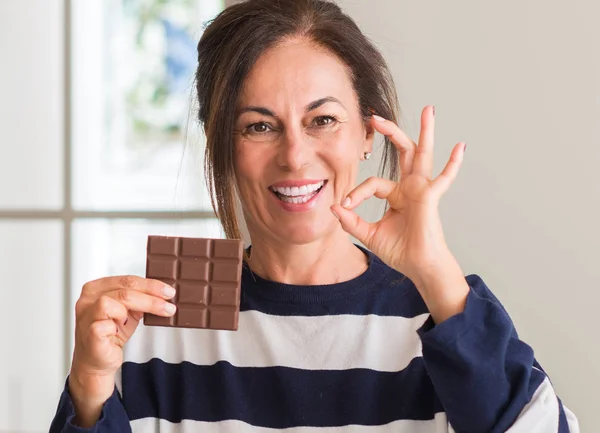 Középkorú Eszik Csokit Csinál Ujjaival Kiváló Szimbólum Jele — Stock Fotó