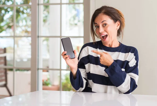 Mulher Meia Idade Usando Smartphone Muito Feliz Apontando Com Mão — Fotografia de Stock