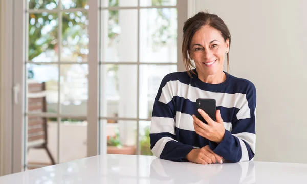 Middle Aged Woman Using Smartphone Happy Face Standing Smiling Confident — Stock Photo, Image