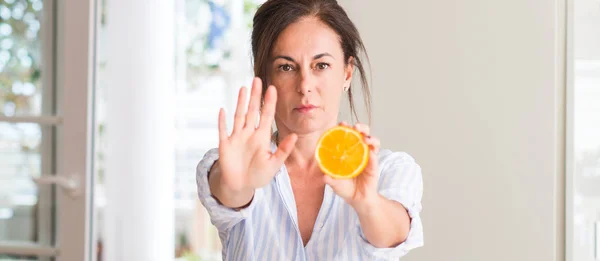 Donna Mezza Età Che Tiene Frutta Arancione Con Mano Aperta — Foto Stock