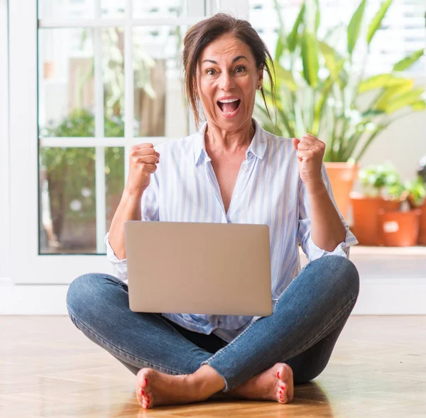 Middle Aged Woman Using Laptop Home Screaming Proud Celebrating Victory — Stock Photo, Image