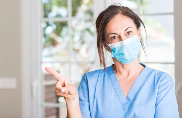 Medico Donna Mezza Età Molto Felice Indicando Con Mano Dito — Foto Stock