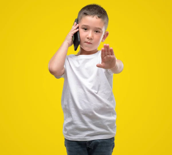 Dunkelhaariges Kleines Kind Das Mit Offenem Smartphone Stoppschild Mit Ernstem — Stockfoto