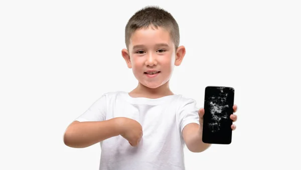 Dunkelhaariges Kleines Kind Hält Kaputtes Smartphone Mit Überraschendem Gesicht Und — Stockfoto