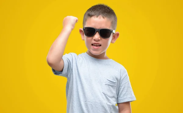 Dunkelhaariges Kleines Kind Mit Sonnenbrille Genervt Und Frustriert Schreit Vor — Stockfoto