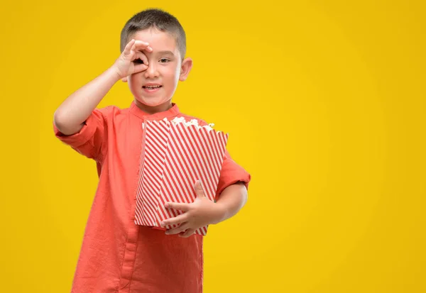 Niño Pelo Oscuro Comiendo Palomitas Maíz Con Cara Feliz Sonriendo —  Fotos de Stock