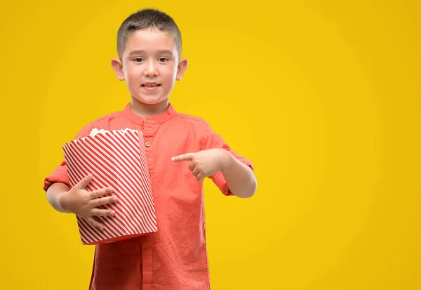 Petit Enfant Brun Mangeant Pop Corn Très Heureux Pointant Avec — Photo