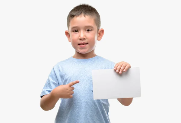 Criança Cabelos Escuros Segurando Cartão Branco Muito Feliz Apontando Com — Fotografia de Stock
