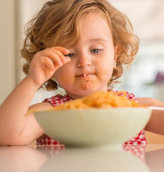 Bela Criança Loira Comendo Espaguete Com Mãos Casa — Fotografia de Stock