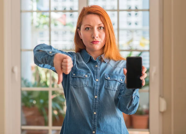 Mulher Ruiva Usando Smartphone Casa Com Rosto Irritado Sinal Negativo — Fotografia de Stock