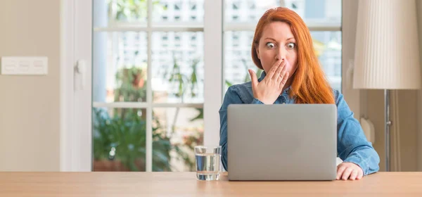 Donna Rossa Che Utilizza Computer Portatile Casa Coprire Bocca Con — Foto Stock