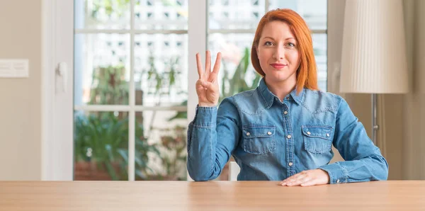 Руда Жінка Вдома Показ Вказуючи Пальцями Номер Три Посміхаючись Впевненими — стокове фото