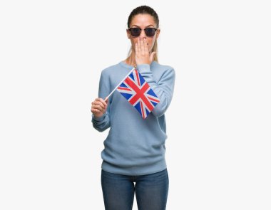 İngiltere bayrak kapak ağız elle hata, korku, sessizlik içinde gizli kavramı korkmuş ifade için utanç ile şok tutan güzel genç kadın