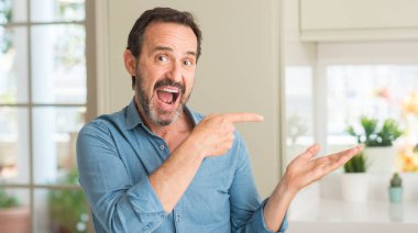 Yakışıklı orta yaş erkek el ve parmak ile işaret çok mutlu