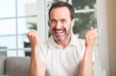 Duygu tezahürat gurur çığlık ve zafer ve başarı çok heyecanlı, kutluyor yakışıklı orta yaş erkek