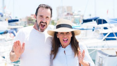 Marina bir sürpriz yüz, korkuyor ve heyecanlı korku ifadesi ile şok korkmuş orta yaş kaç