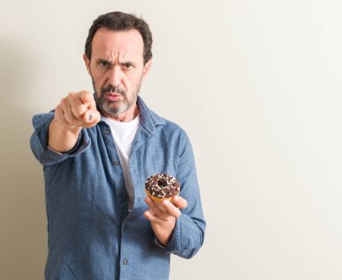 Komuta sizde kamera ve size, el işareti, pozitif ve kendinden emin bir jest ön parmak ile işaret çikolatalı çörek yeme