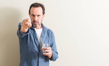 Komuta sizde içme suyu bir bardak kamera ve size parmak ile işaret, el işareti, pozitif ve kendinden emin bir jest ön