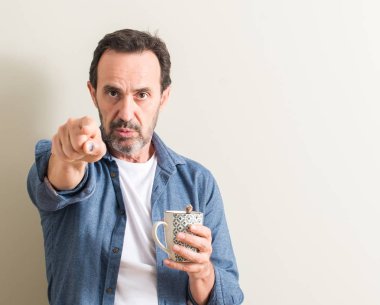 Komuta sizde içme kahve kamera ve size parmak ile işaret bir kupa, el işareti, pozitif ve kendinden emin bir jest ön