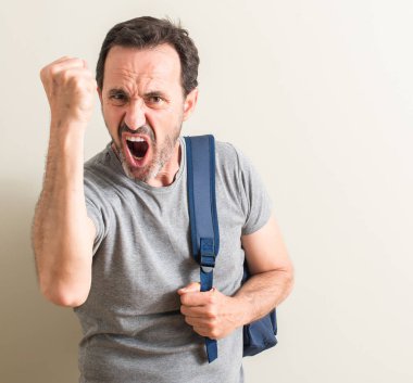 Komuta sizde kullanma sırt çantası ile öfke, çılgın ve yükseltilmiş eliyle diye bağıran rahatsız ve hayal kırıklığına uğramış öfke kavramı bağırarak