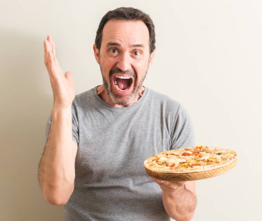 Komuta sizde büyük gülümseme ile çığlık zaferini kutluyor ve ellerini kaldırdı pizza çok mutlu ve heyecanlı, kazanan ifade holding