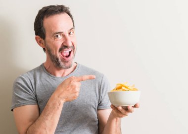 Komuta sizde yemek patates cipsi el ve parmak ile tarafına işaret çok mutlu