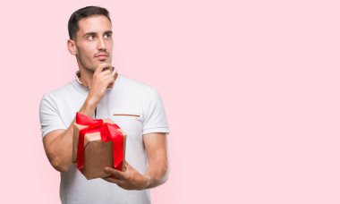 Mevcut bir ciddi bir yüz düşünme hakkında soru, çok karışık fikir veren yakışıklı genç